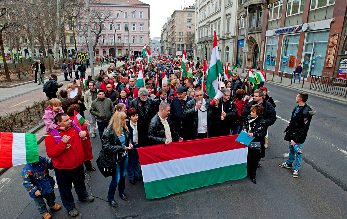 A Bankcsapda érdekvédelmi szervezet felhívására összegyűlt demonstrálók a belvárosi József Attila utcában 2013. március 9-én