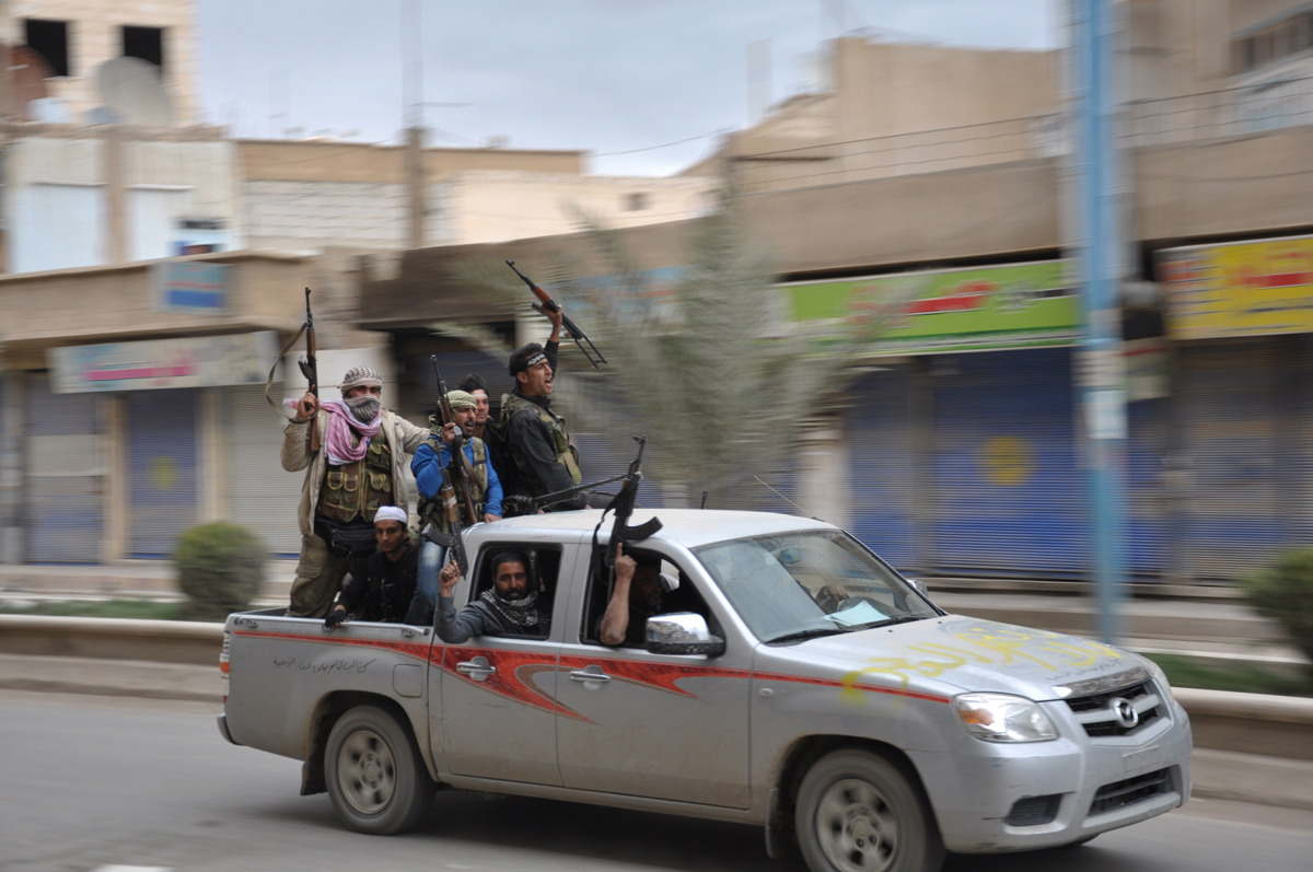 A Szabad Szír Hadsereg tagjai az elfoglalt Rakka városban