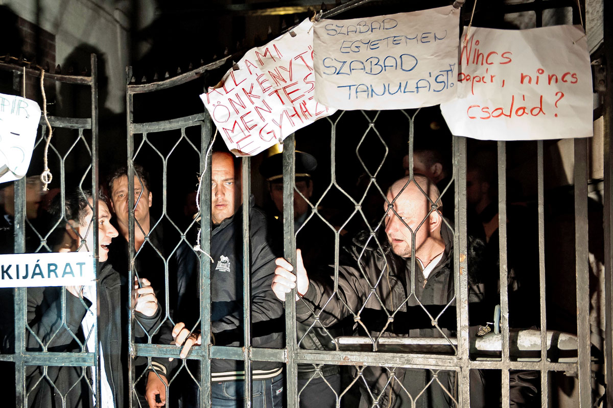 A Fidesz-székház védelmére már múlt csütörtökön is „önkéntesek” érkeztek