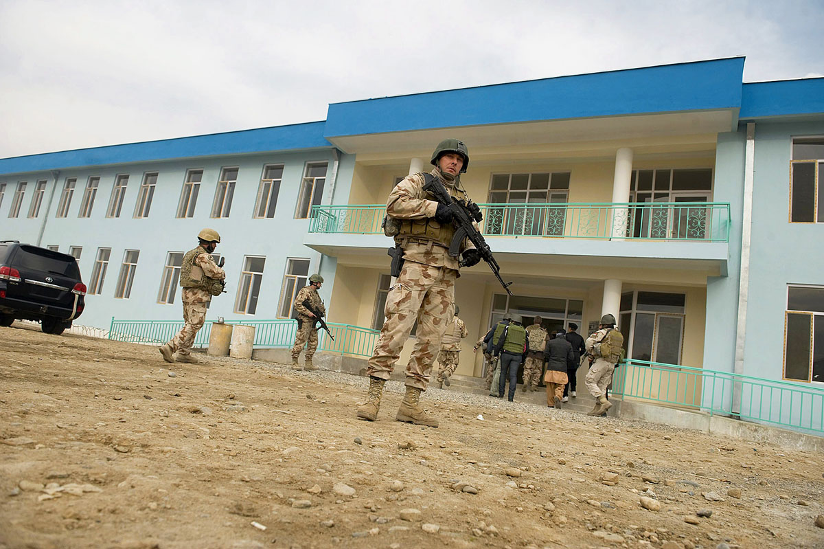 Átadás előtt ellenőrzik a magyarok építette iskola épületét az afganisztáni Pul-i-Kumriban