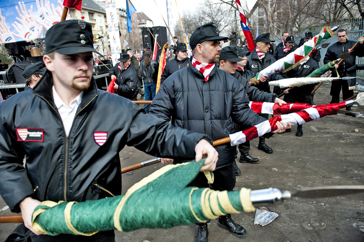 Árpádsávos, magyar, jobbikos és székely zászlókkal vonultak