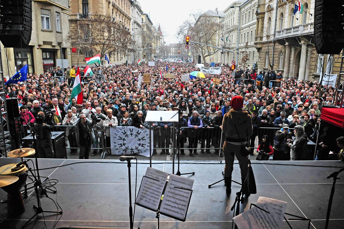Negyven civil szervezet felhívására szerveződött a demonstráció 