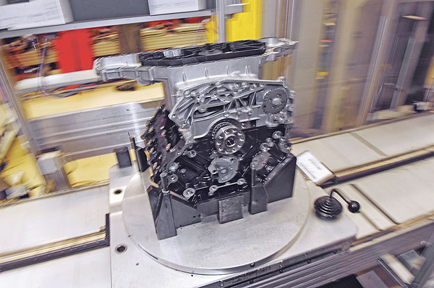 Motor-összeszerelés a győri Audi Hungariánál. Futószalagon jönnek a megrendelések