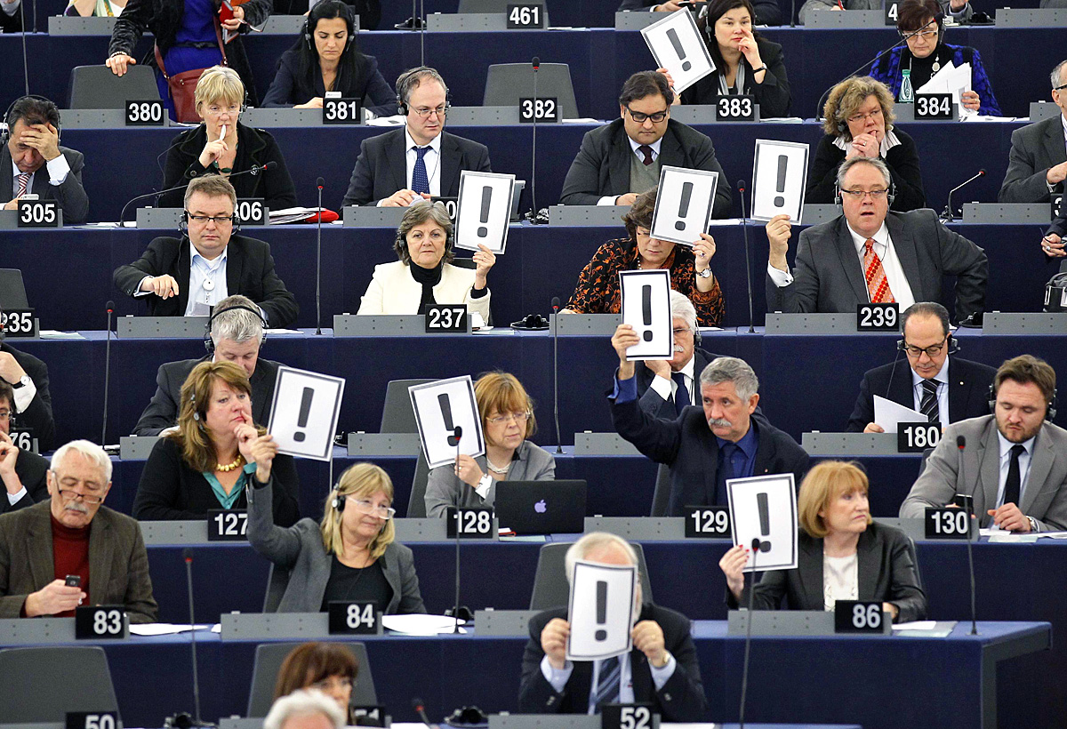 A magyar kormánypártokat figyelmeztetik az EP-képviselők a budapesti alkotmánymódosítás másnapján