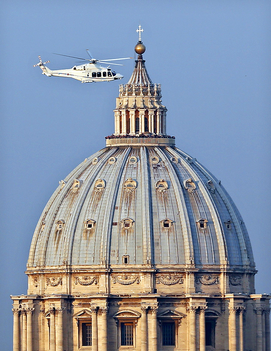 A levegőben az egyházfői helikopter 