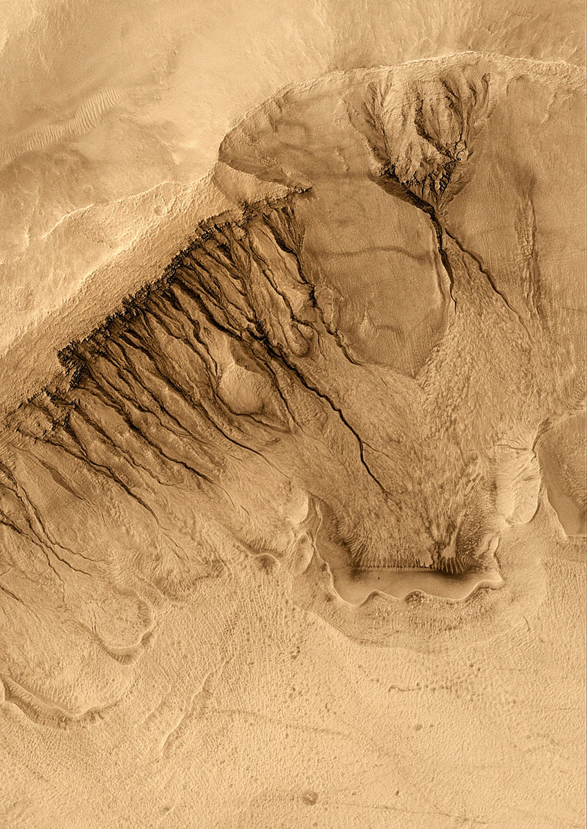 A marsi kráterek falain napjainkban is keletkeznek folyásnyomok