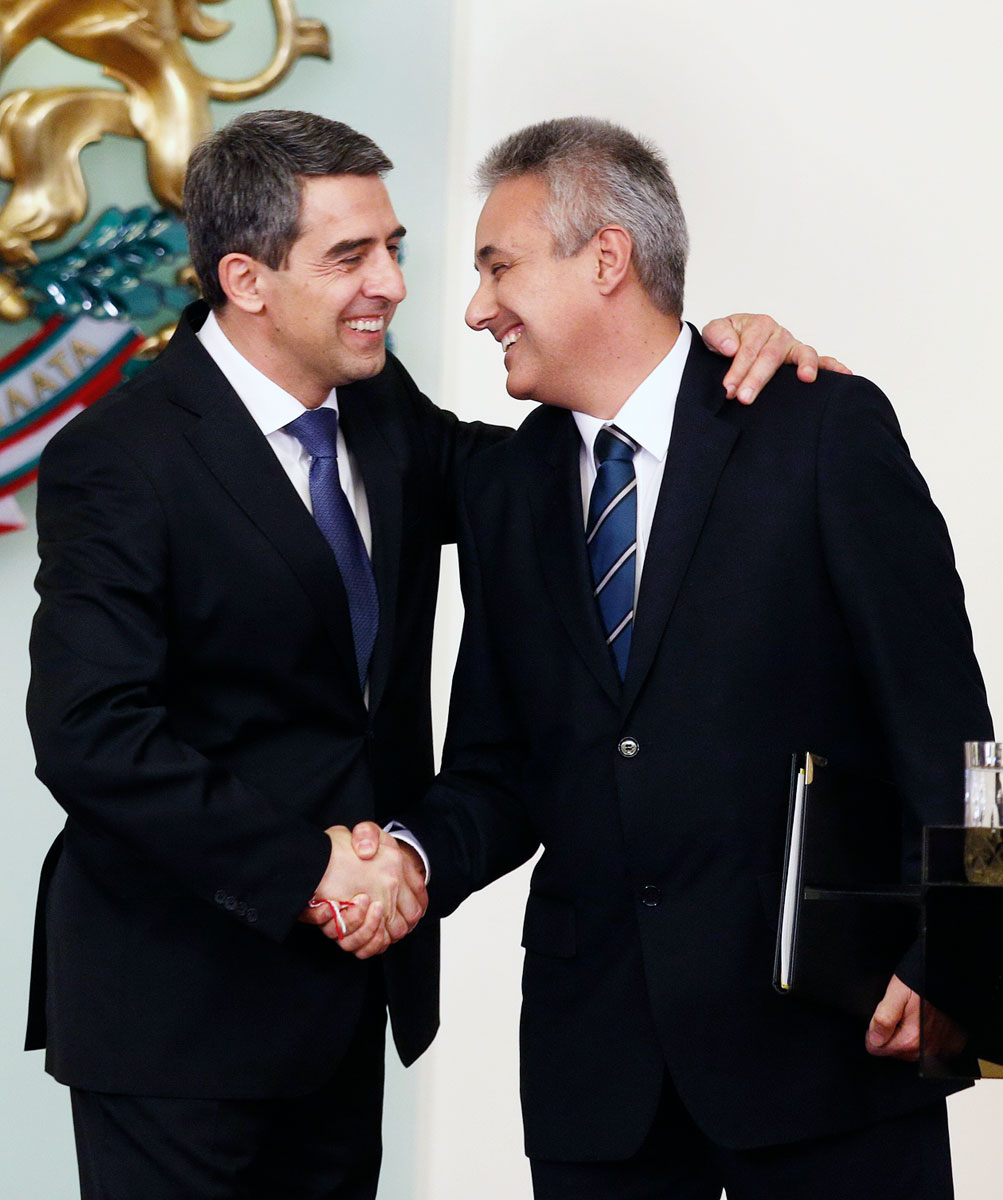 Plevneliev bolgár elnök (balra) gratulál Rajkov ügyvezető kormányfőnek