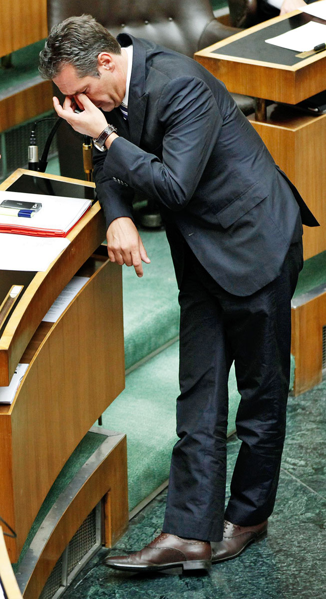 Az FPÖ-t vezető Heinz-Christian Strache a parlamentben. Az elpártolt választókhoz utat kereső radikális pártot jobbról az újonc Team Stronach fenyegeti