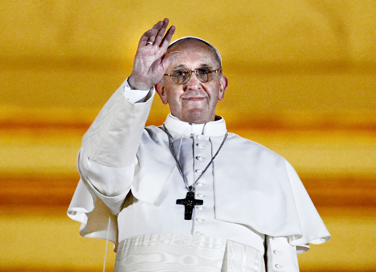 Jorge Mario Bergoglio már pápaként köszönti a híveket a Szent Péter téren. Messziről jött új ember