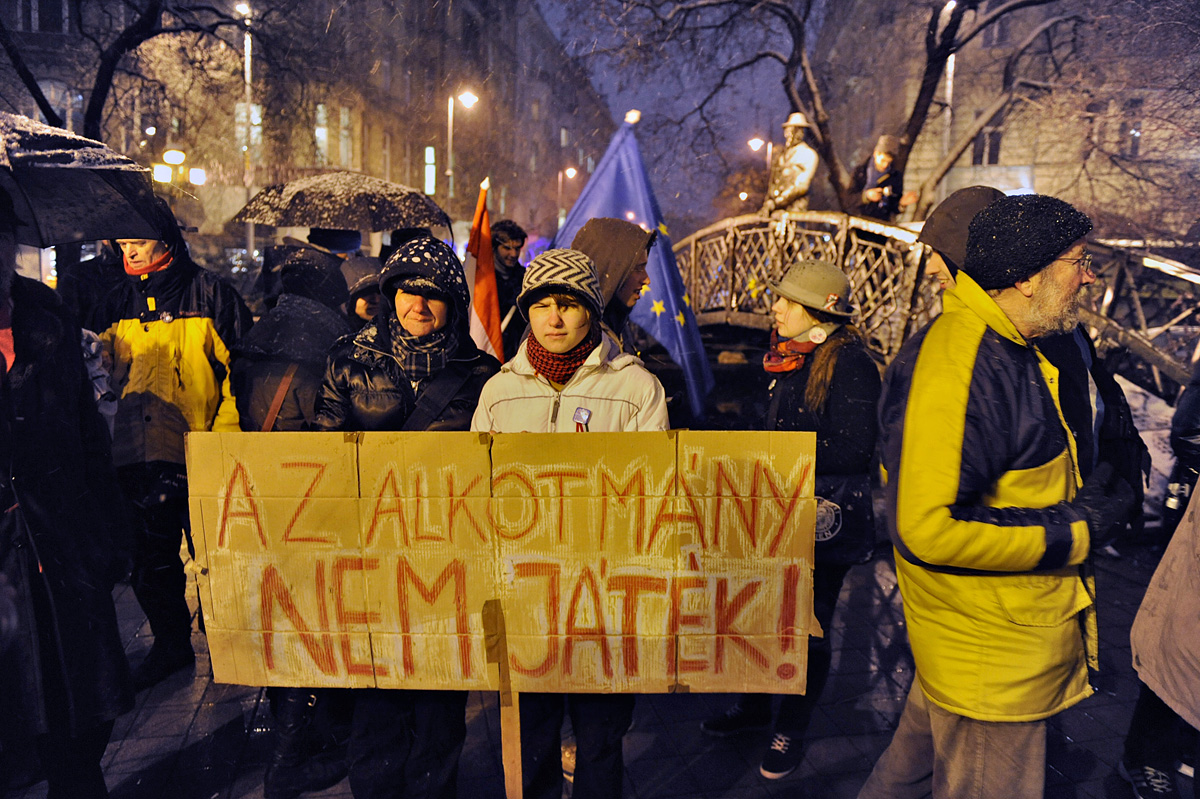 Pár tucatnyi középiskolás diák tüntetett a Kossuth téren