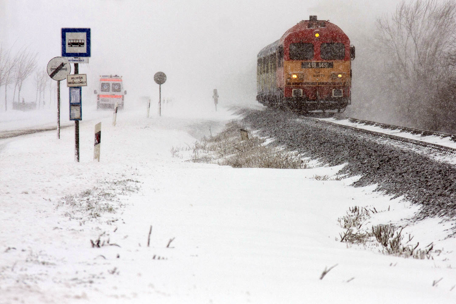 Vonat és Mentő dacol a hóval Füzesabonynál