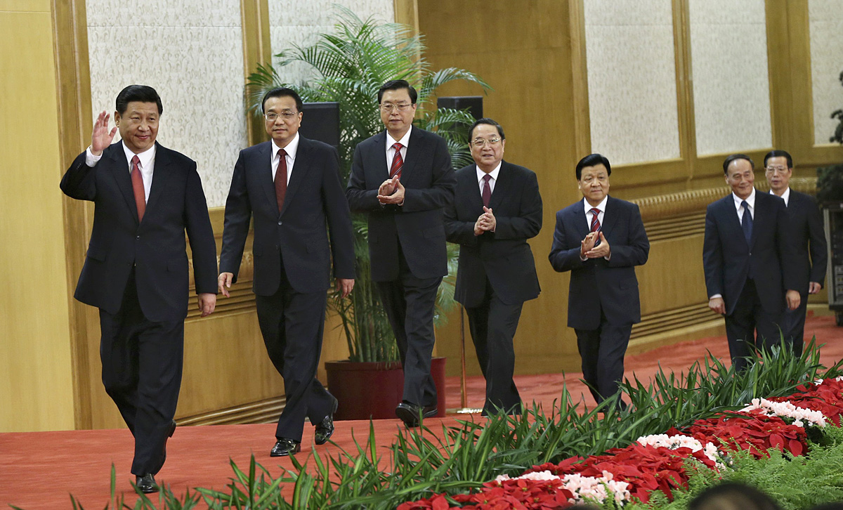 Elöl Xi Jinping, mögötte Li Keqiang a novemberi pártkongresszuson. Gyosabban emelkednek az elődöknél