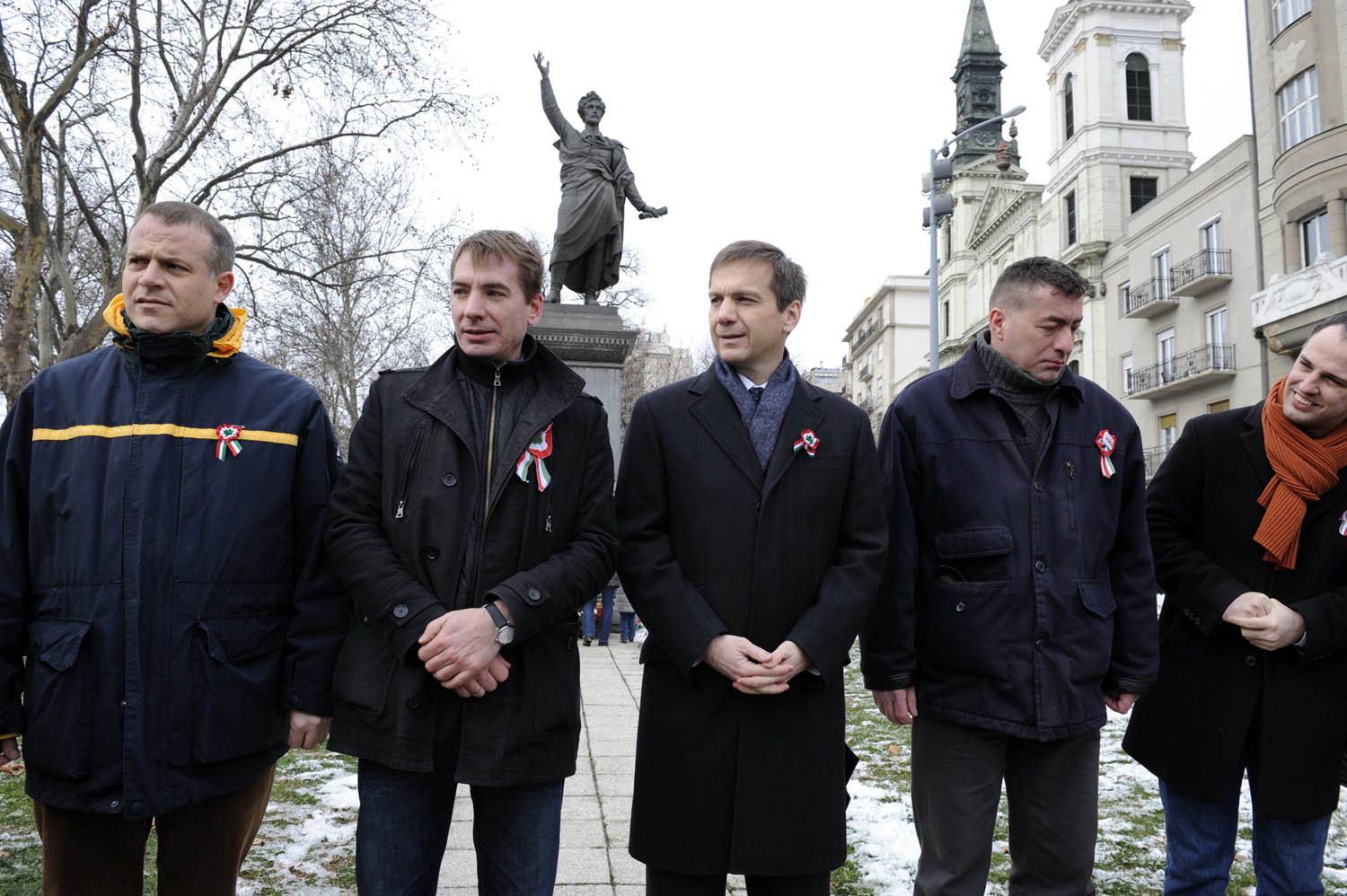 Juhász Péter, Jávor Benedek, Bajnai Gordon, Kónya Péter és Szigetvári Viktor a Petőfi-szobornál