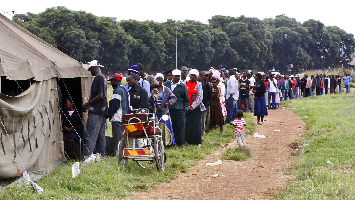 Szavazók Hararéban. Ezúttal nem kell erőszakra számítani