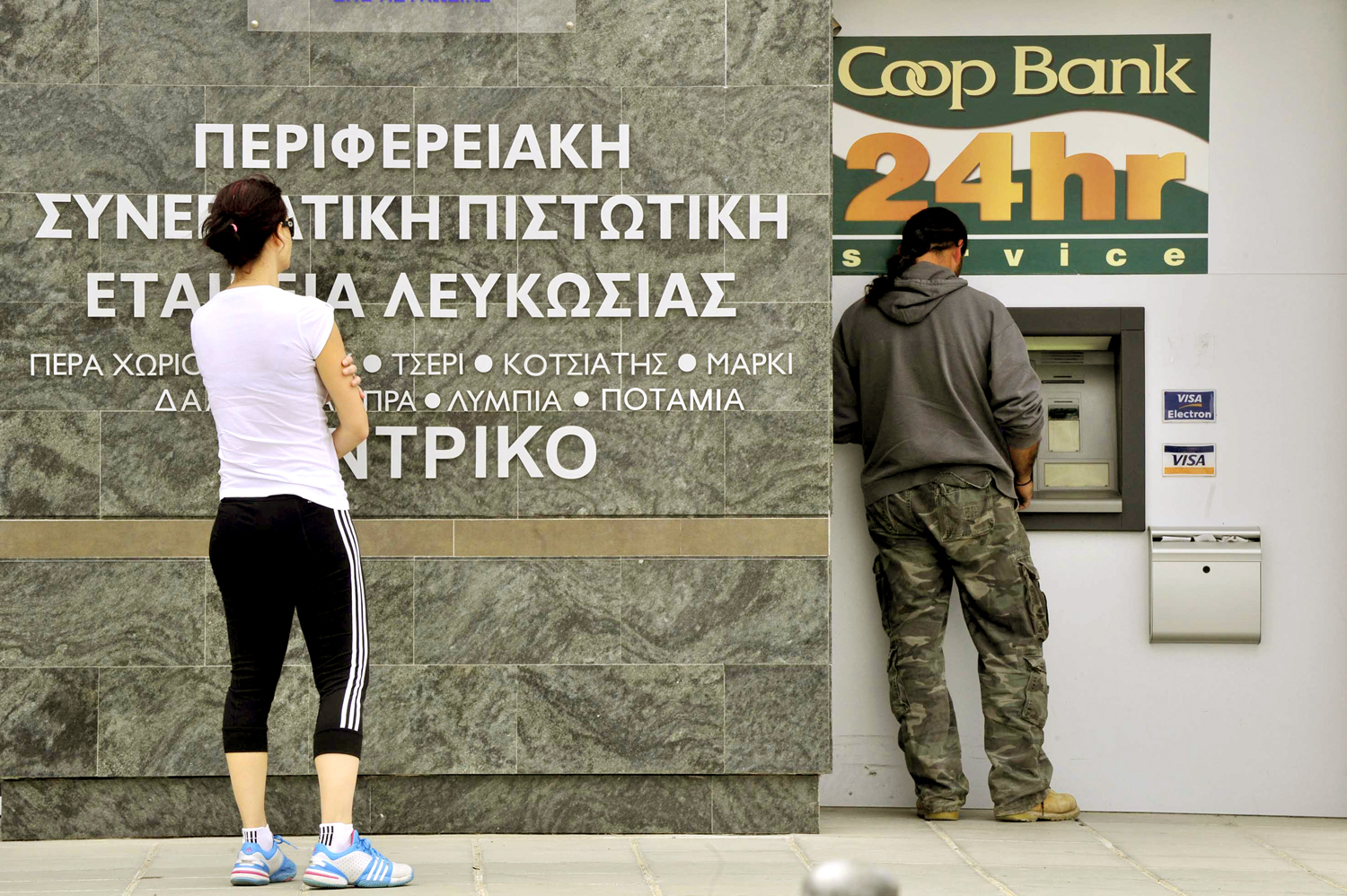 Ciprusiak veszik a pénzüket a bankból, mielőtt az állam veszi le a részét a számlatulajdonosok megtakarításaiból