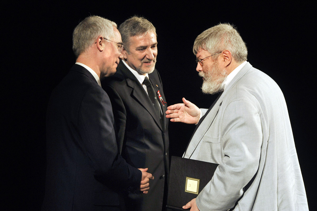 Szőcs Géza volt kulturális államtitkár (jobbra) átveszi a Babérkoszorú díjat Balog Zoltán minisztertől (középen Halász János kultúráért felelős államtitkár)