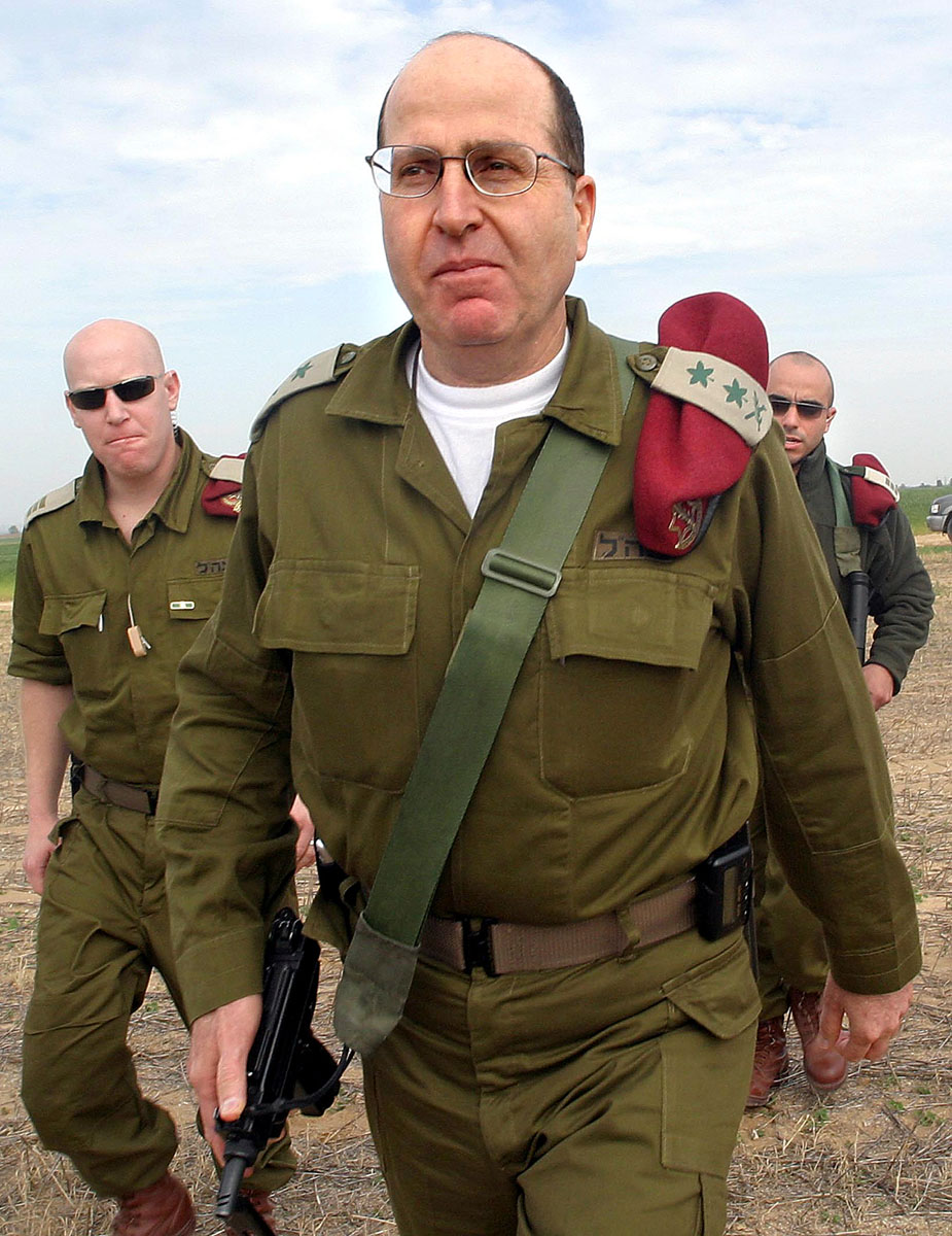 Az archív képen Mose Yaalon, aki most védelmi miniszter lesz