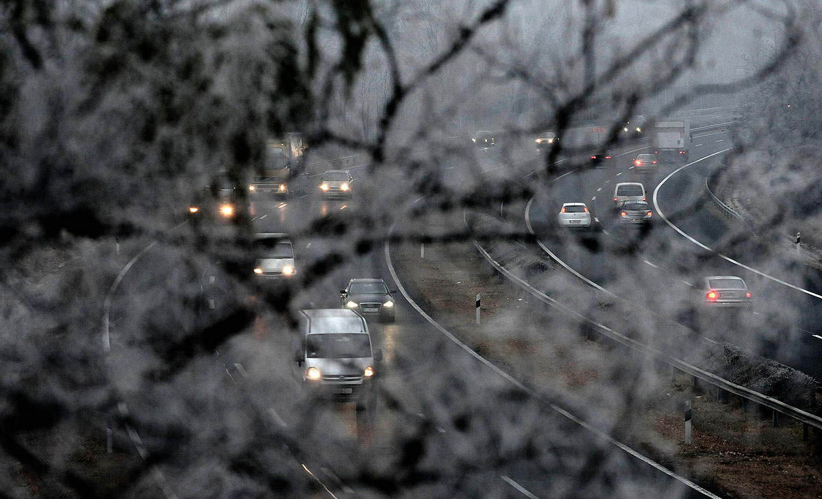 AUTÓPÁLYA - A tervek szerint 2013 januárjától kellene elindulnia az autópályákon a megtett úttal arányos díjat számlázó, elektronikus fizetőrendszernek. Ebből azonban már biztosan nem lesz semmi.