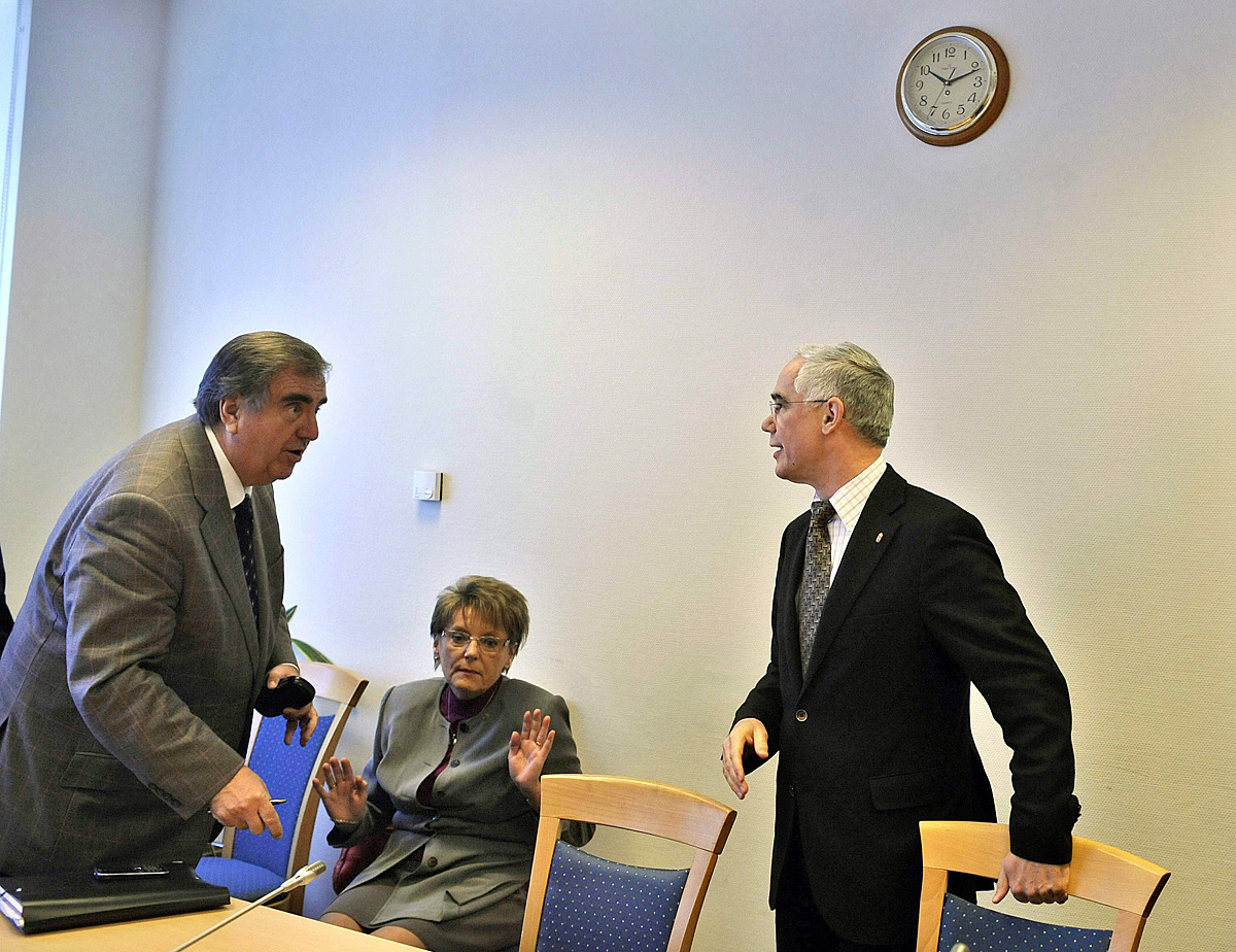 Klinghammer István, a felsőoktatásért, Hoffmann Rózsa, a köznevelés ügyéért felelős államtitkár és Balog Zoltán a meghallgatás előtt