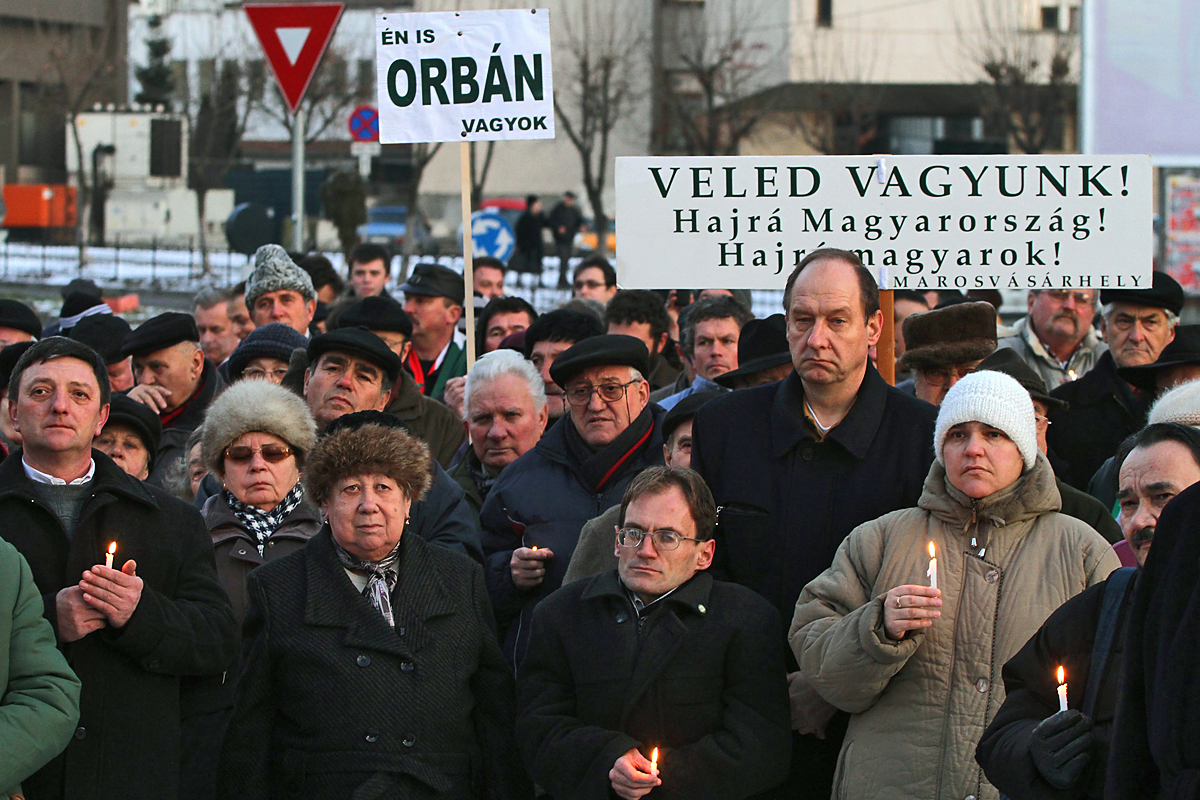 Résztvevők a romániai Marosvásárhelyen tartott Orbán-párti tüntetésen. Nem kérdés, hogy ők kire fognak szavazni