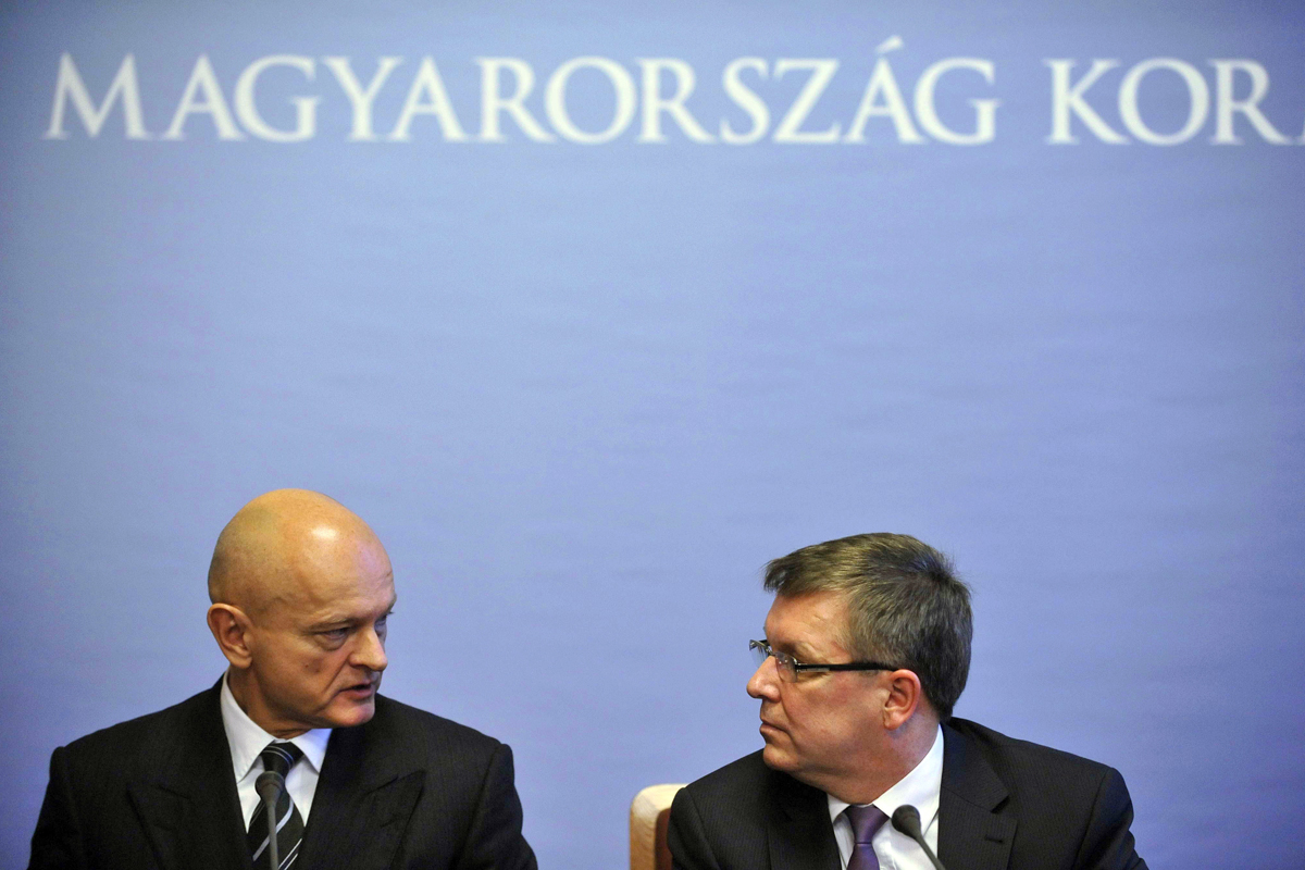 Patai Mihály a Magyar Bankszövetség elnöke és Matolcsy György nemzetgazdasági miniszter, a kormány és a bankszövetség közötti megállapodás aláírása után