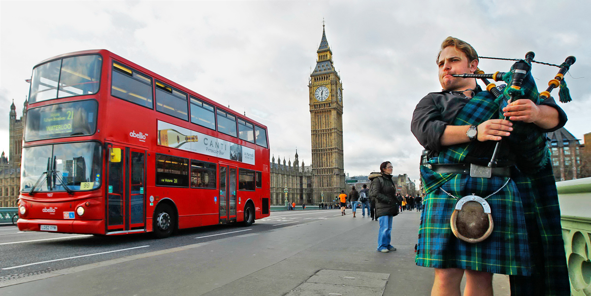 Skót dudán játszó zenész Londonban. Jövő szeptemberben dönteni kell: ha Skócia függetlenné válik, a saját lábára kell állnia