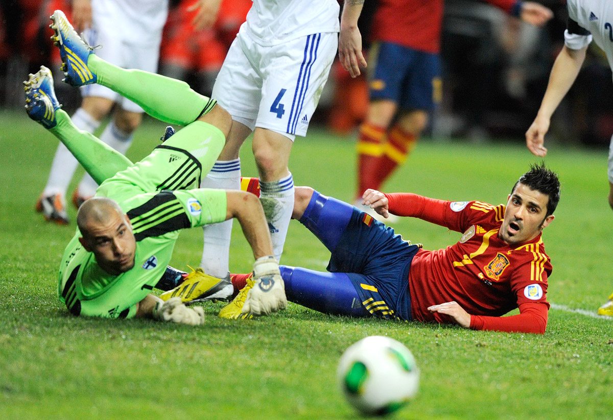 David Villa (jobbról) és a finn kapus, Maenpaa: a spanyolok nem hittek a szemüknek...