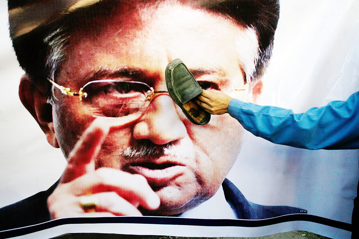 Az AMAP párt egy híve cipőt rak Pervez Musarraf arcképére egy kvettai tüntetésen. Ez a megvetés jele a térségben