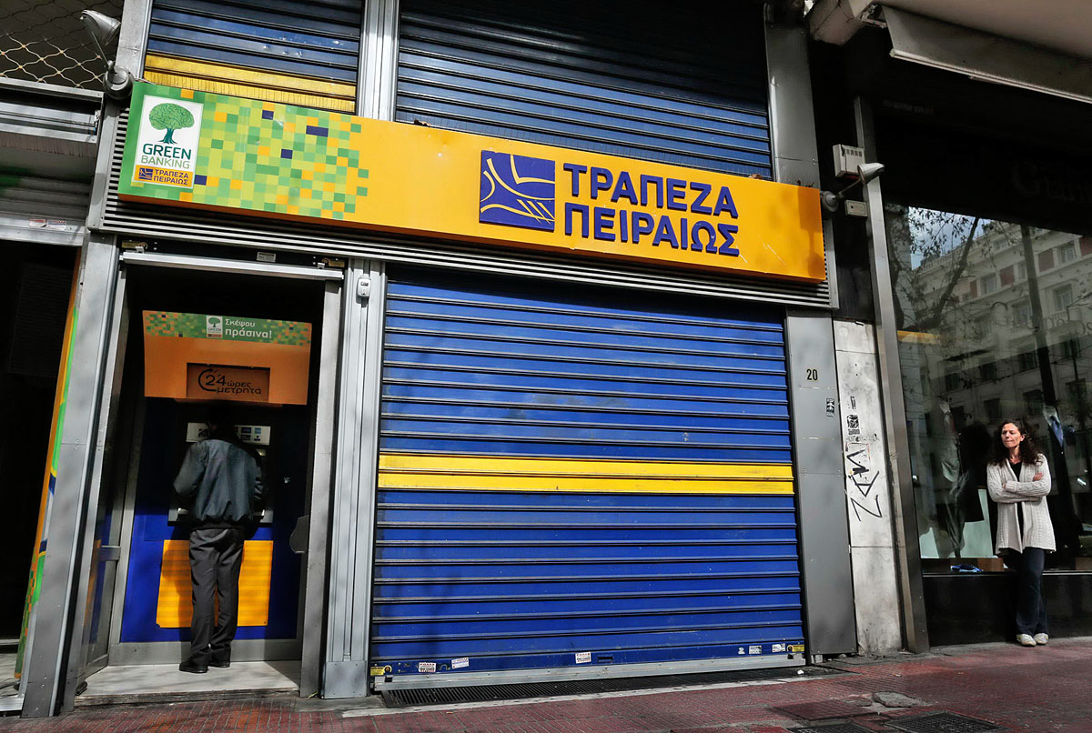 Nyerőben. A görög Piraeus bank egyik athéni fiókja. A Piraeus 524 millió euróért felvásárolta három ciprusi pénzintézet görögországi fiókjait, és ezzel a második legnagyobb pénzintézet lett országban