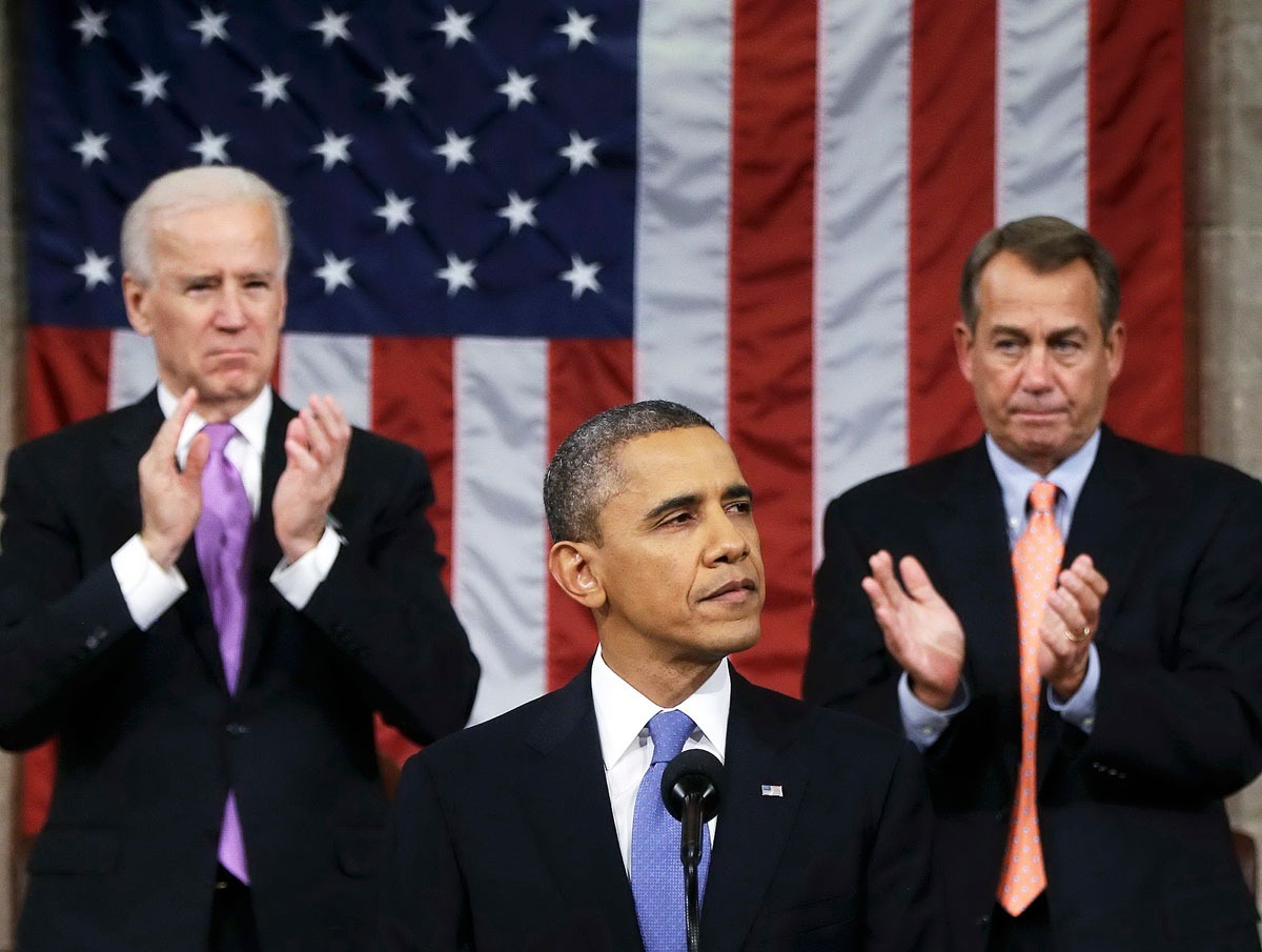 Joe Biden alelnök és John Boehner tapssal üdvözli Barack Obama elnök szavait az elnök februári évértekelő beszédén. Megoldás helyett bűnbakot kerestek