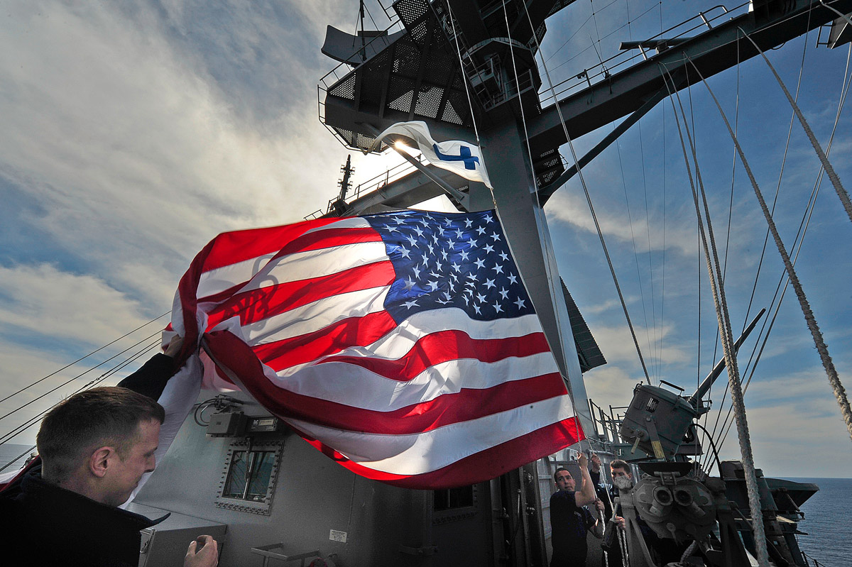 A USS Carl Vinson repülőgép-hordozó a Csendes-óceánon. A legnagyobb vágást az amerikai védelmi minisztérium szenvedi el