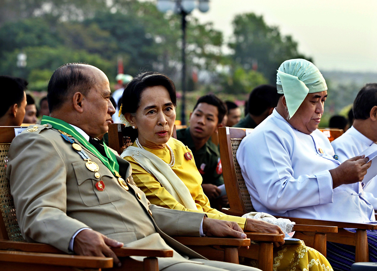 Ang Szan Szú Kjí katonai vezetők társaságában a Fegyveres Erők Napján