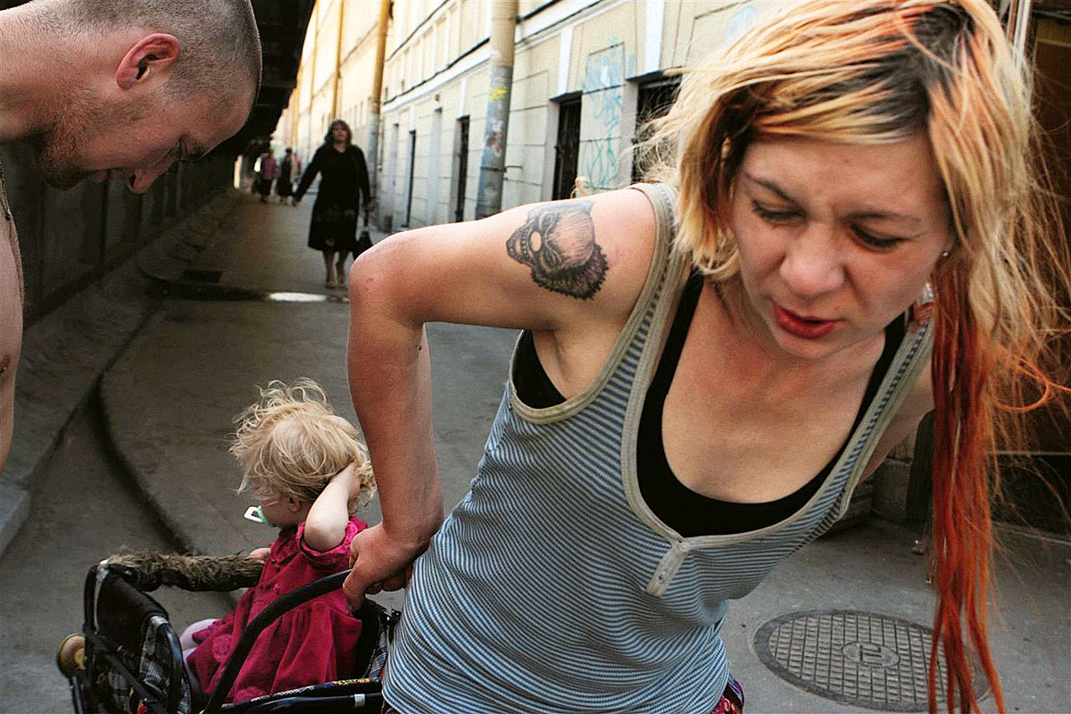 Irina Popova képein egy drogfüggő szülőpár és gyermekük mindennapjait követhetjük nyomon