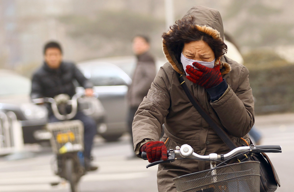 Pekingi életkép február végén: a levegővétel káros az egészségre
