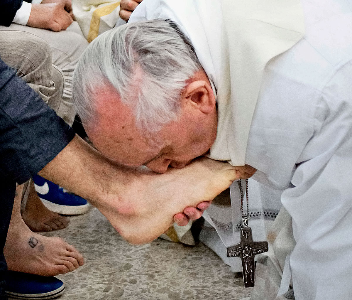 Ferenc pápa egy muzulmán elítélt lábát mossa meg