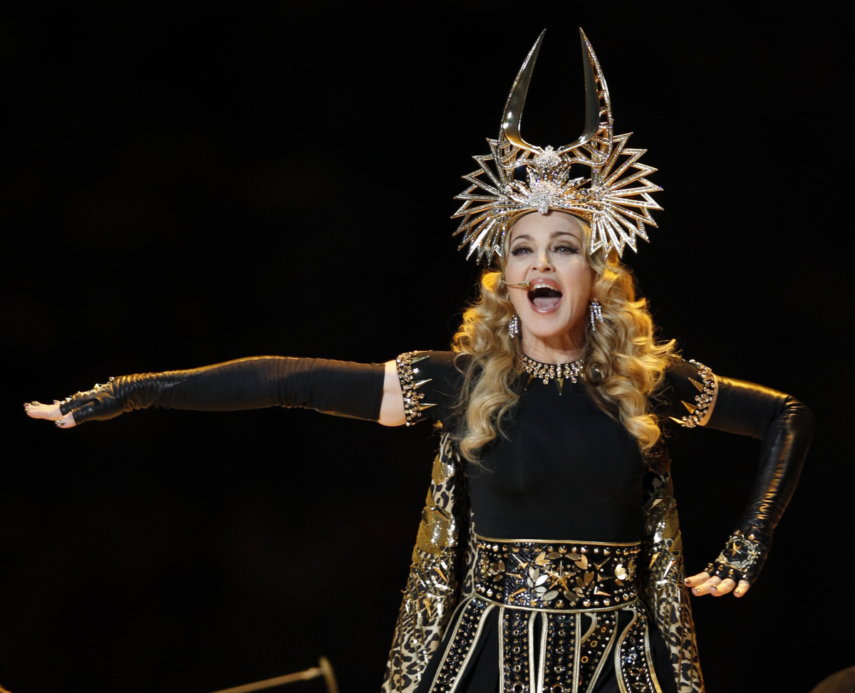 Madonna a színpadon a Super Bowl döntőjének szünetében