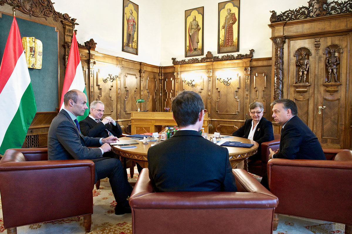 Marcus Schenck, az E.ON igazgatósági tagja, Johannes Teyssen, az E.ON elnök-vezérigazgatója, Németh Lászlóné szakminiszter és Orbán Viktor a novemberi megállapodás aláírásakor