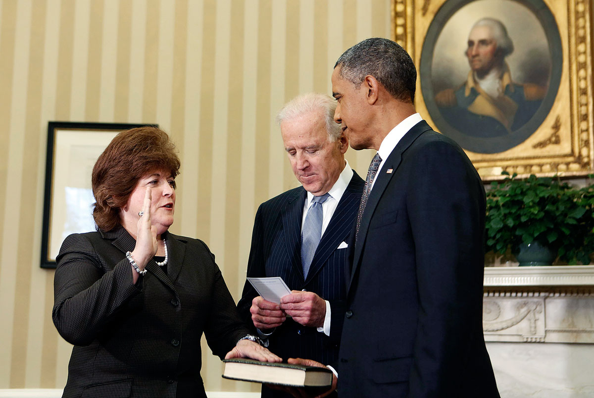 Pierson leteszi az esküt Biden alelnök és Obama elnök előtt a Fehér Házban