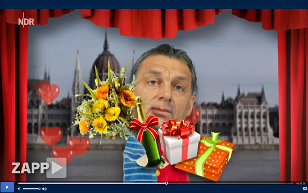 Szívecskék röpködnek az ajándékokkal elhalmozott Orbán Viktor felé - a német közszolgálati karikatúra szerint ez a magyar kormányfő elvárása a sajtótól