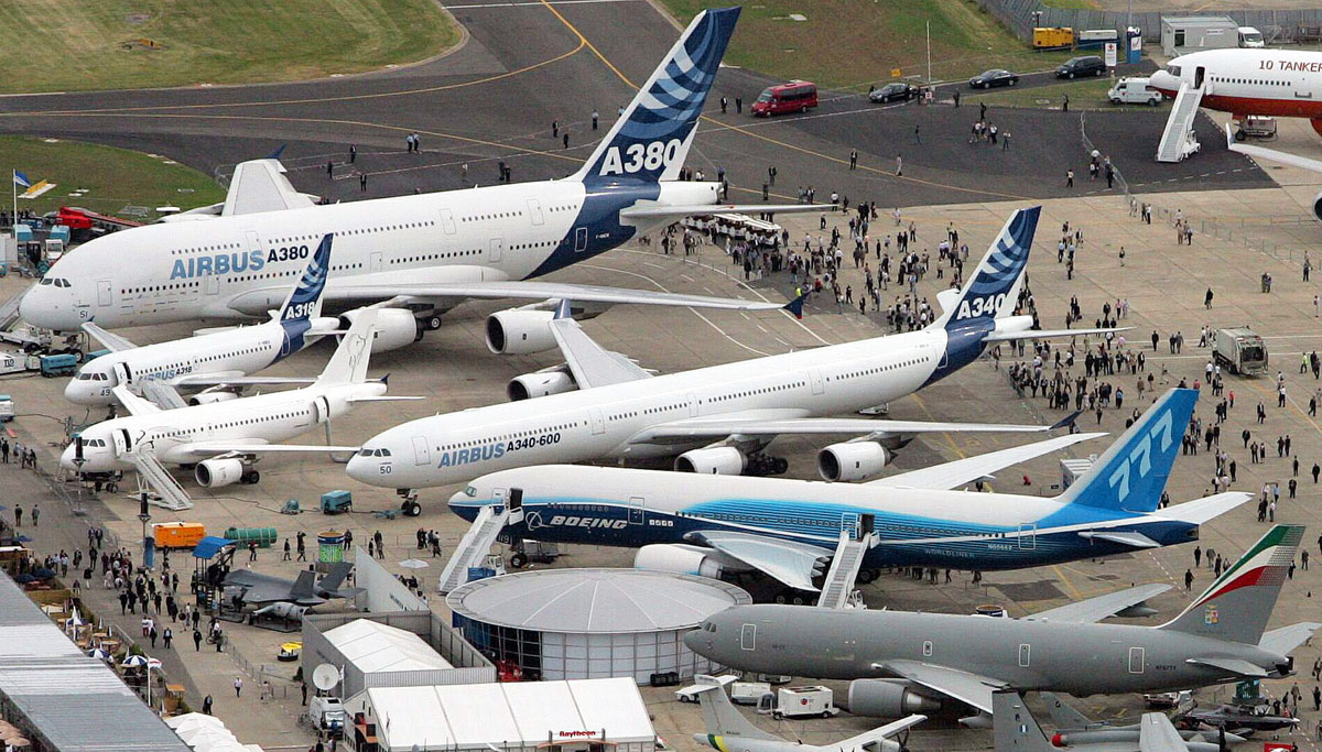 Európai Airbus és amerikai Boeing közös placcon – légishow Párizsban