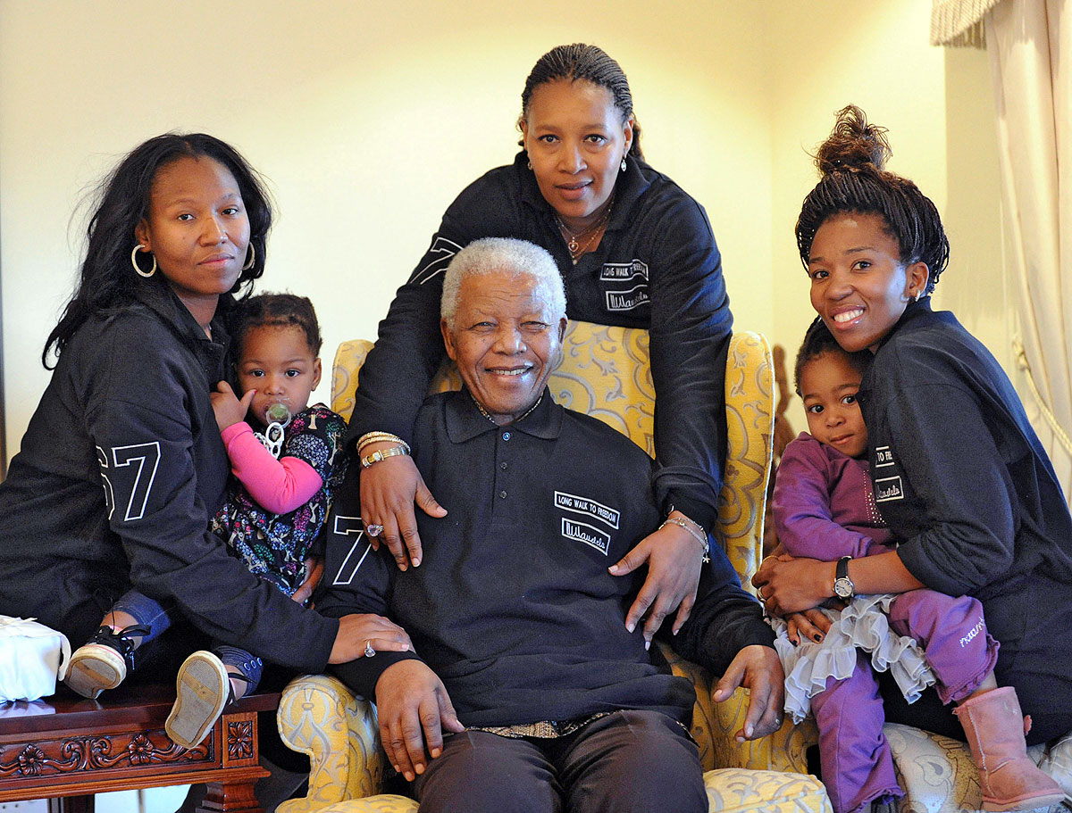 Nelson Mandela 2011-ben több rokonával