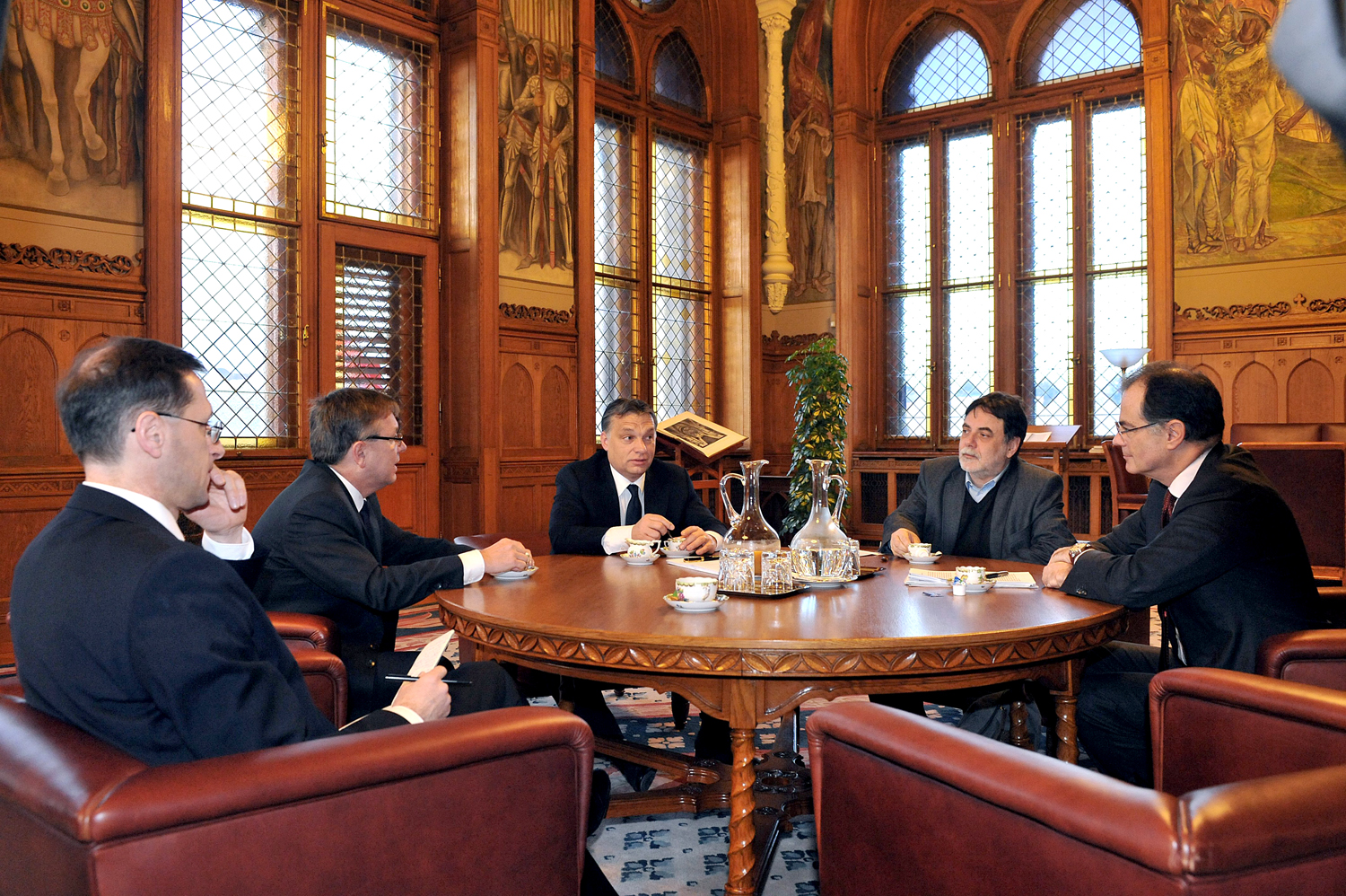 Fotóbizonyíték: Orbán Viktor ránéz Simor András jegybankelnökre. Az asztalnál Varga Mihály, Matolcsy György és Fellegi Tamás foglal még helyet