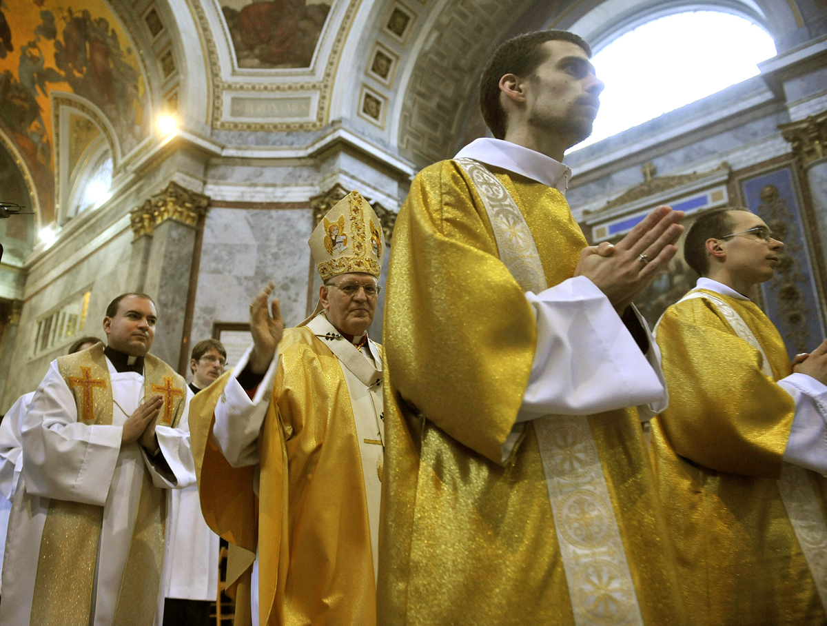Erdő Péter bíboros érkezik az esztergomi bazilikába a húsvétvasárnapi szentmisére