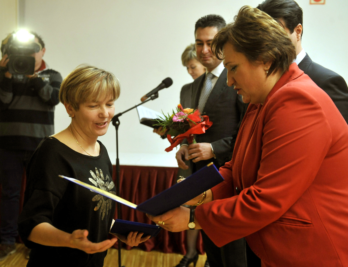Szalai Anna, a Népszabadság újságírója átveszi a Közéleti díjat Gurmai Zitától
