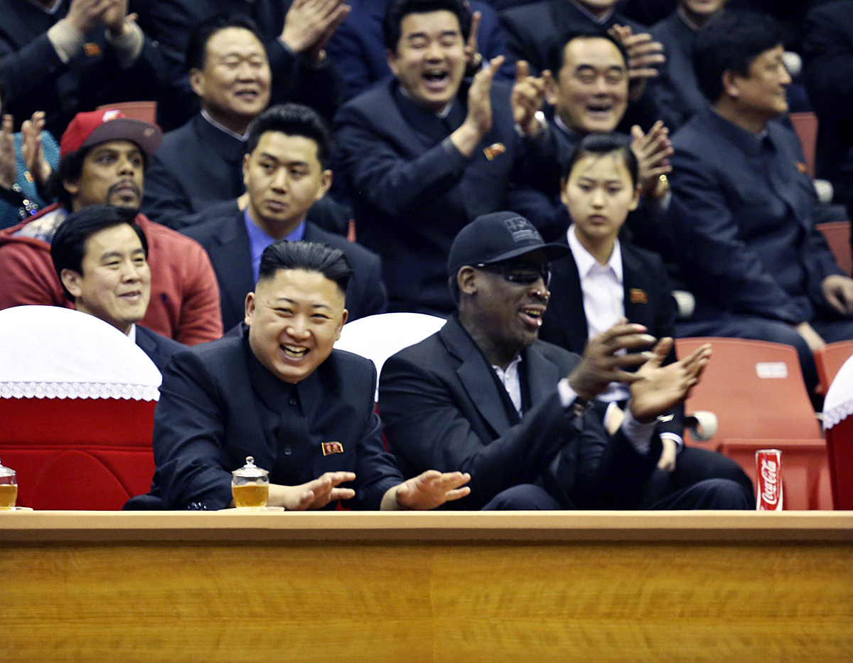 Kim Dzsong Un és Dennis Rodman a kosármeccsen