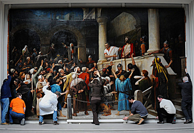 Leemelik a falról Munkácsy Mihály Ecce Homo című festményét a debreceni Déri Múzeumban