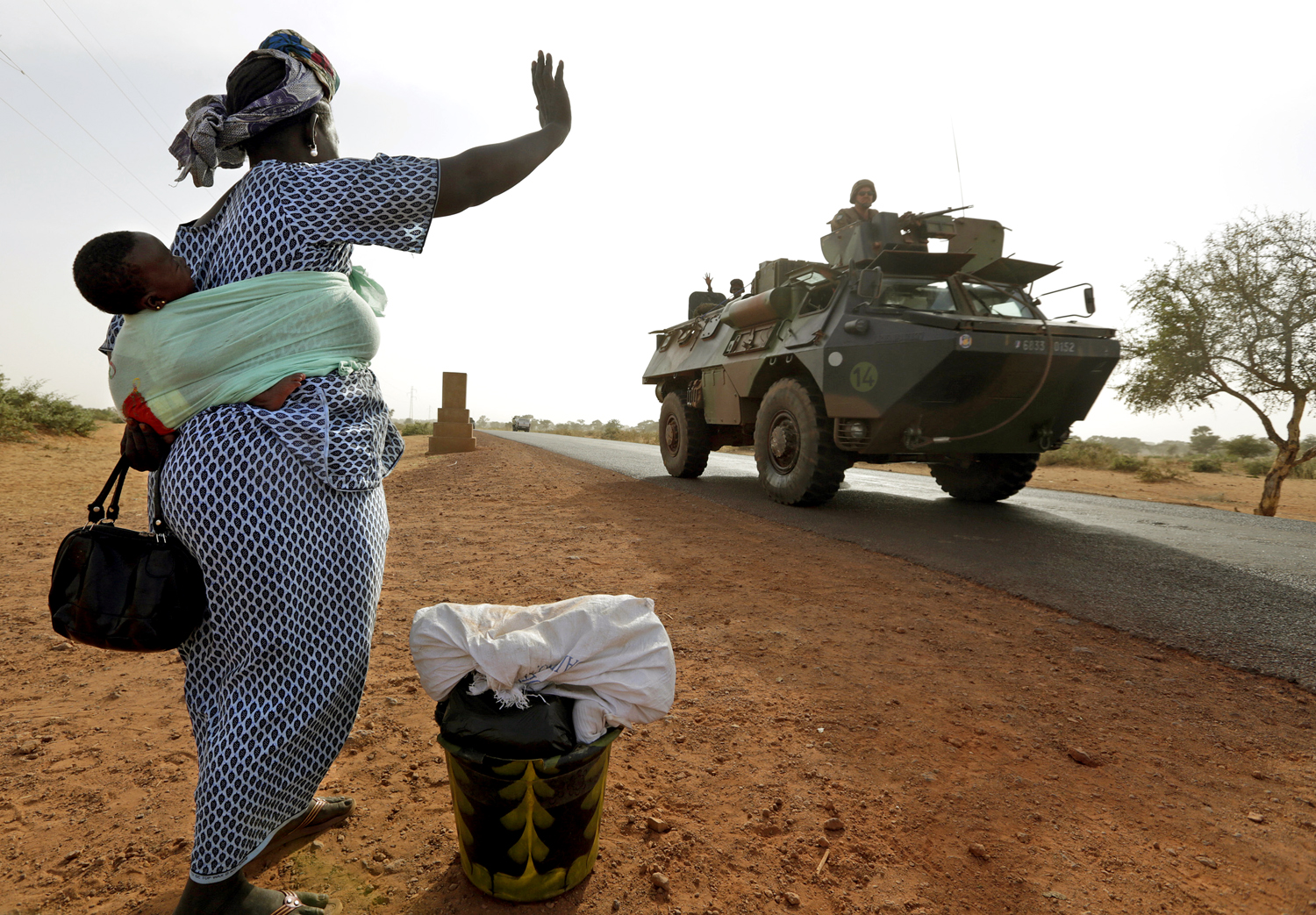 Egy nő integet az elvonuló francia katonáknak Mali egyik felszabadított városánál