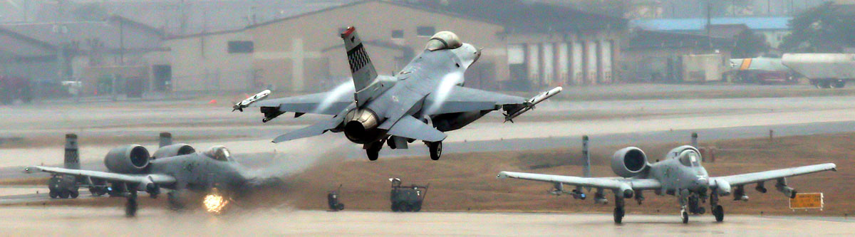 F–16-os vadászgép a Szöultól délre, Oszan városa mellett elhelyezkedő amerikai légibázison