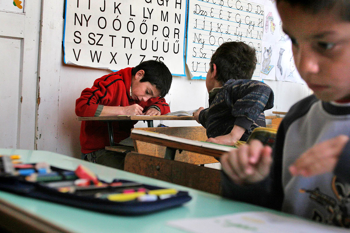 A szegénységben élő roma gyerekek iskolai elkülönítése nem szegregáció, hanem felzárkóztatás?