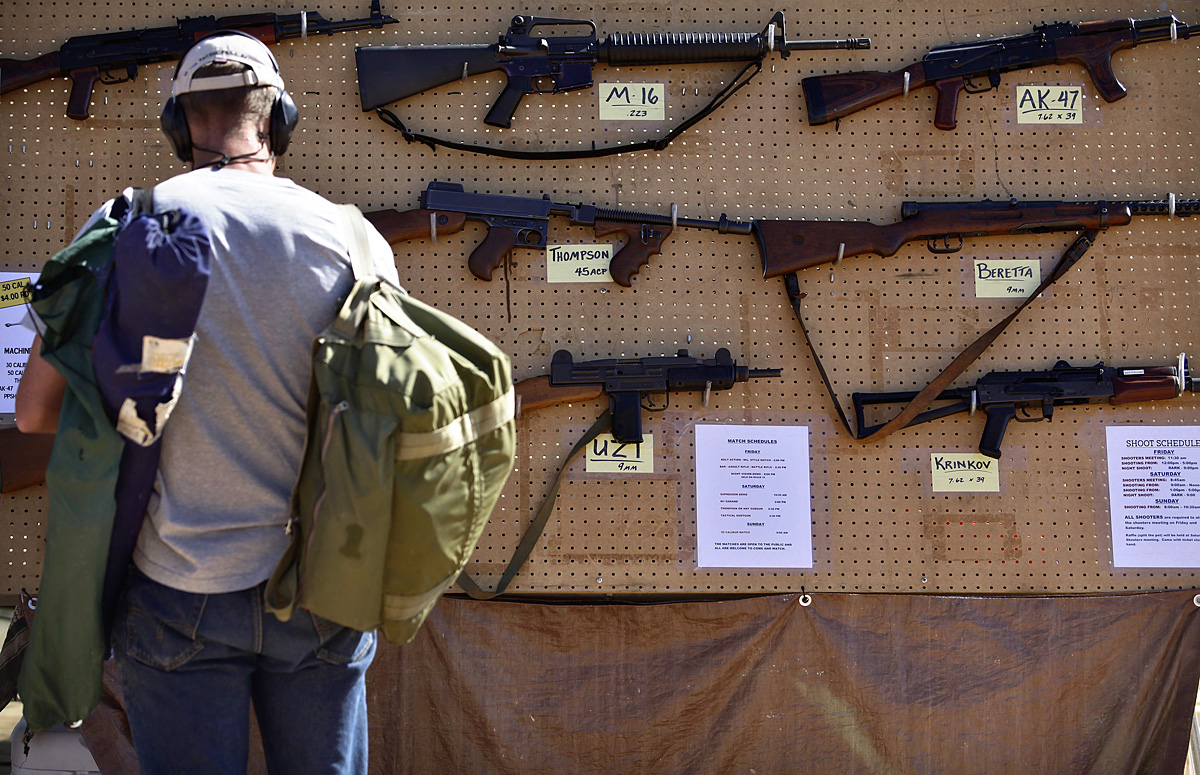 Big Sandy Shoot, a legnagyobb gépkarabély-kiállítás az Egyesült Államokban. A támadófegyverek tilalmát kiveszik a szövetségi törvényjavaslatból